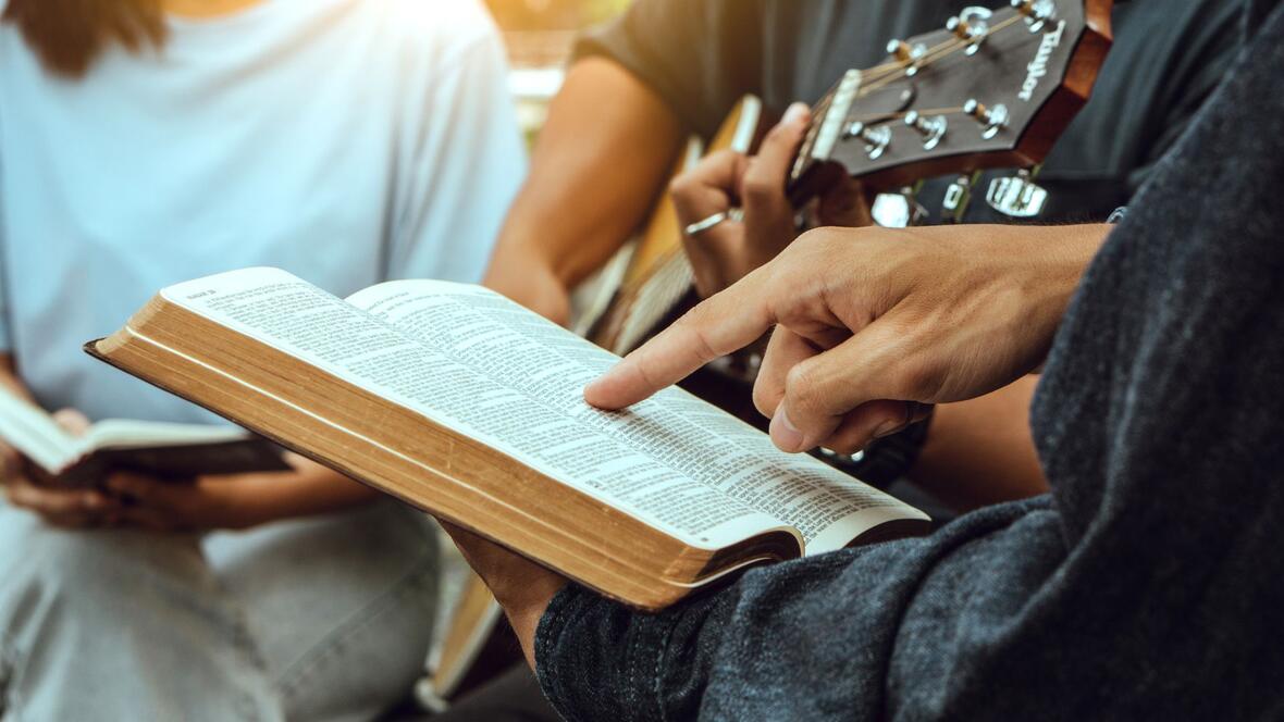Junge Menschen singen und musizieren zusammen