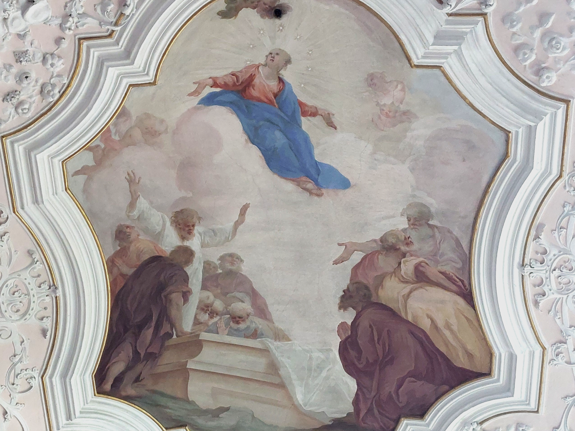 Die Aufnahme Marias in den Himmel. Deckenfresko in der Wallfahrtskirche Speiden.