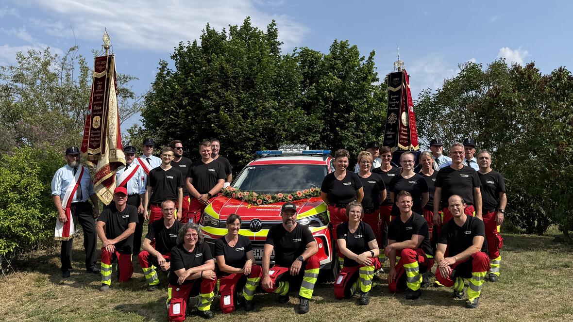 Die Gruppe der Responder umringt sitzend und stehend das Responder Fahrzeug. Fahnenabordnungen der Feuerwehr Egling und Heinrichshofen sind ebenfalls auf dem Bild
