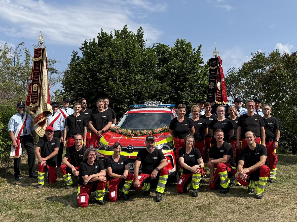 Die Gruppe der Responder umringt sitzend und stehend das Responder Fahrzeug. Fahnenabordnungen der Feuerwehr Egling und Heinrichshofen sind ebenfalls auf dem Bild