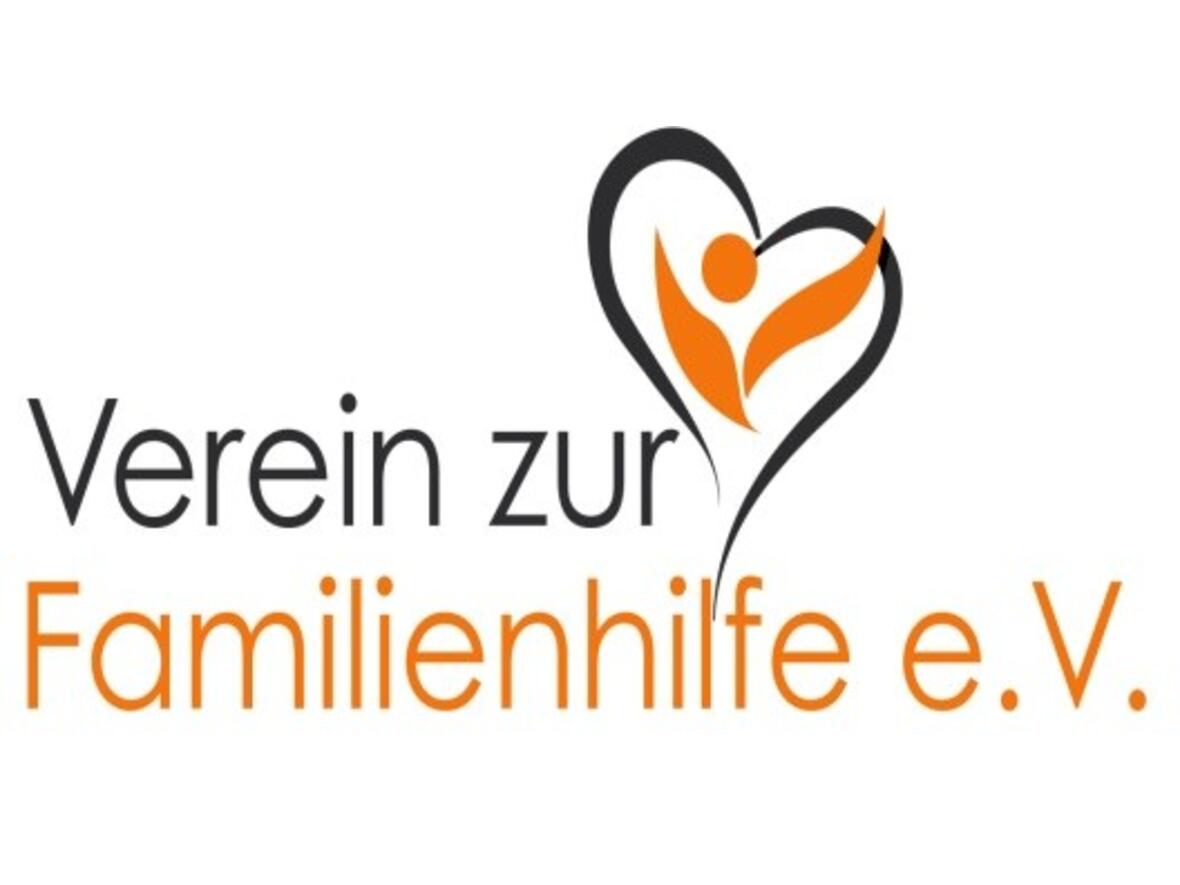 Das Logo des Vereins zur Familienhilfe zeigt einen Schriftzug und ein Herz in dem ein orangefarbener abstrakter Engel zu sehen ist