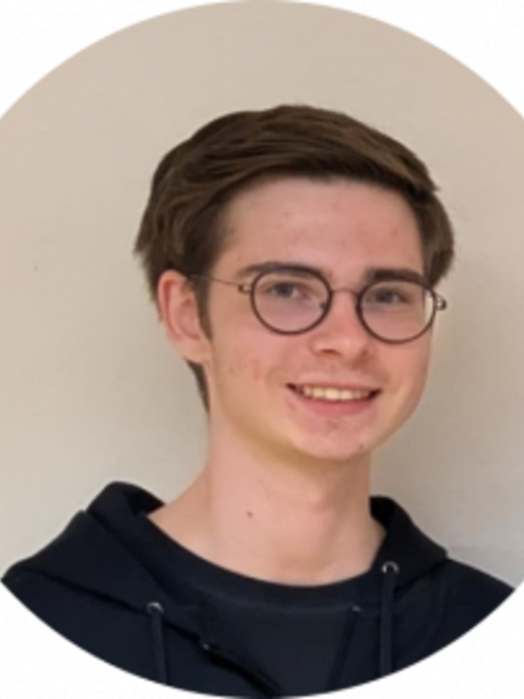lächelndes Gesicht, kurze braune Haare, Brille
