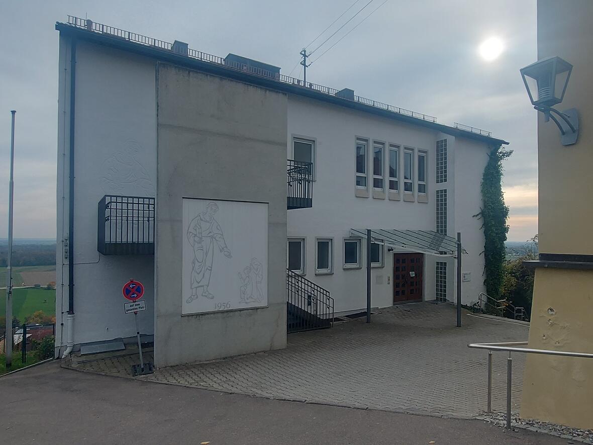 Antoniusheim Oberelchingen mit Eingangsbereich, Fenstern und seitlichem Treppenaufgang.