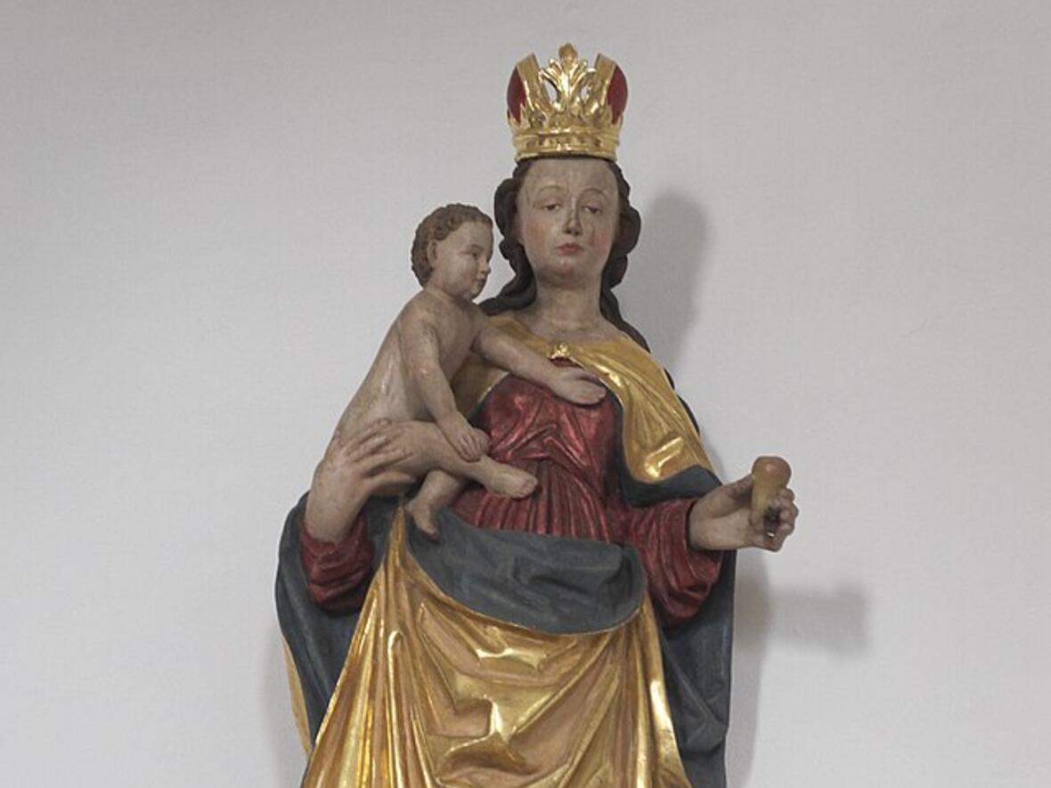 Maria mit Kind, kunstvoll geschnitzt, in der Pfarrkirche Mariae Verkündigung in Welden.